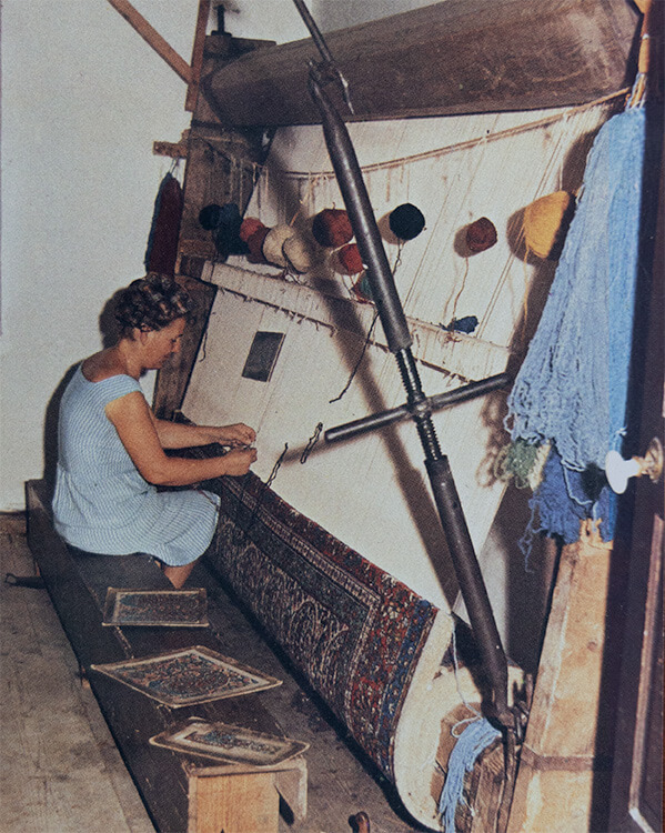 Woman weaving a Soutzoglou carpet on Hydra © Phaedra Hotel Hydra